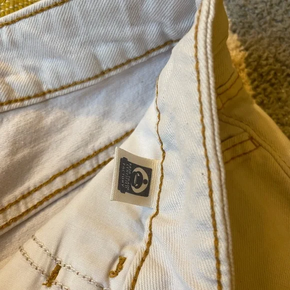 NWT Universal Thread Vintage Stretch White Denim Shorts - Picture 5 of 5